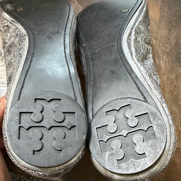 EUC Tory Burch Azalea crystal-bow scrunch ballet flats in pewter - Picture 9 of 9